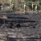 En la imagen de ayer, martes, los trabajos de extinción llevados a cabo en la localidad leonesa de Castrillo de los Polvazares, cerca de Astorga. EFE/J.Casares