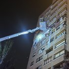 Bomberos del Ayuntamiento de Madrid han rescatado a dos mujeres, madre e hija, con quemaduras de segundo grado tras una explosión en una vivienda de la novena planta de un edificio de 13 alturas de la calle Arzobispo Morcillo, en el distrito de Fuencarral-El Pardo de Madrid. EFE/ Emergencias Madrid SOLO USO EDITORIAL/SOLO DISPONIBLE PARA ILUSTRAR LA NOTICIA QUE ACOMPAÑA (CRÉDITO OBLIGATORIO)