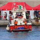 Un barco de rescate llega con el cuerpo de un pasajero del yate 'Bayesian' al puerto de Porticello, cerca de Palermo (Sicilia, Italia), el 21 de agosto de 2024. EFE/EPA/IGOR PETYX