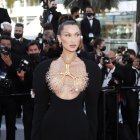 Imagen de archivo de Bella Hadid con un collar en forma de bronquios en el Festival de Cannes. EFE/EPA/SEBASTIEN NOGIER