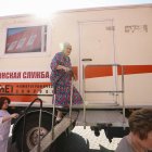 Una anciana evacuada de la zona fronteriza regional de Kursk con Ucrania, ingresa a una sala de rayos X móvil en un punto de alojamiento temporal en un sanatorio, en Kursk, Rusia, el 21 de agosto de 2024. Desde que comenzaron las evacuaciones en medio de una incursión militar ucraniana en la región rusa de Kursk, más de 121.000 personas han sido reasentadas desde nueve zonas fronterizas. "En la actualidad, en 28 entidades constitutivas de la Federación de Rusia funcionan 185 puntos de alojamiento temporal, en los que siguen viviendo más de 10.000 personas, entre ellas unos 3.000 niños. En el territorio de la región de Kursk se han desplegado 95 puntos de alojamiento temporal, en los que viven unas 7.000 personas, entre ellas unos 1.500 niños", informó el representante oficial del Ministerio de Situaciones de Emergencia de Rusia, Artem Sharov. (Rusia, Ucrania) EFE/EPA/STRINGER