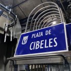 Vista de la fábrica donde se preparan las placas de color azul en las que figuran los nombres de las calles de la ciudad de Madrid.- EFE/Pepi Cardenete