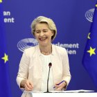 Ursula von der Leyen durante una conferencia de prensa después de ser reelegida como presidenta de la Comisión Europea durante una sesión plenaria del Parlamento Europeo en Estrasburgo, Francia, el 18 de julio de 2024. 
                       EFE/EPA/RONALD WITTEK