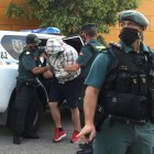 Agentes de la Guardia Civil de Zafra (Badajoz) escoltan al autor confeso de la muerte de Manuela Chavero, en una imagen de archivo. EFE/Gloria Casares