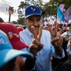 Fotografía del 17 de agosto de 2024 en donde el presidente de Venezuela, Nicolás Maduro, saluda a simpatizantes en una manifestación a favor de su Gobierno, en Caracas (Venezuela). EFE/ Miguel Gutiérrez