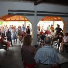 Un momento del estreno ayer a mediodía de la nueva biblioteca de Valtuille de Abajo.