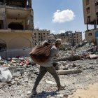 Un palestino camina entre las ruinas en la ciudad de Hamad en Yan Yunis. EFE/HAITHAM IMAD