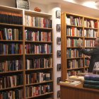 Felipe Ménguez, en la librería Oblómov de la Plaza del Congreso Eucarístico.