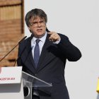 Imagen de archivo del pasado 8 de agosto del expresidente catalán Carles Puigdemont en Barcelona junto al Parlament tras casi siete años huido en el extranjero. EFE/ Alberto Estevez