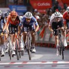 El líder de la clasificación Ben O'Connor (d) general a su llegada a línea de meta en la novena etapa de la Vuelta Ciclista a España, junto a (i-d) Primoz Roglic, Carlos Rodríguez, Mikel Landa y Pavel Sivakov. EFE/ Javier Lizón