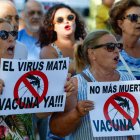 Imagen de archivo de vecinos de Coria del Río (Sevilla) y de otras localidades cercanas durante una concentración el pasado día 19 para pedir a la Junta de Andalucía que aumentara el control sobre las poblaciones de mosquitos que pueden propagar el virus del Nilo. EFE/ Julio Muñoz