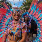 El multitudinario carnaval de Notting Hill celebró este lunes su segunda y última jornada ante la vigilancia de miles de agentes de la Policía Metropolitana (Met) de Londres, que este año ha registrado incidentes de "violencia inaceptable" por el apuñalamiento de tres personas. EFE/ Guillermo Garrido