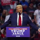 Fotografía del 23 de agosto de 2024 del candidato presidencial republicano Donald J. Trump en un mitin electoral en Glendale, Arizona, EE.UU. EFE/ALLISON