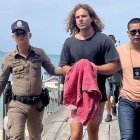 Fotografía de archivo del español Daniel Sancho poco después de ser detenido acusado por el supuesto asesinato de Edwin Arrieta en agosto de 2023 en Tailandia.
                       Daniel Jeronimo Sancho Bronchalo (C) is escorted by Thai police officers as they arrive at a port before going to the court in Koh Samui island, southern Thailand, 07 August 2023. Thai police arrested a 29-year-old Spanish nationality Daniel Jeronimo Sancho Bronchalo accused of killing a Colombian surgeon Edwin Arrieta Arteaga and dismembering his body before dumping some parts in a rubbish dump and other parts including his head in the sea, police said. (España, Tailandia) EFE/EPA/SOMKEAT RUKSAMAN