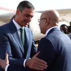 El presidente del Gobierno, Pedro Sánchez, saluda al presidente de la República Islámica de Mauritania, Mohamed Cheikh El Ghazouani, a su llegada este martes al aeropuerto de Nuakchot, en la primera etapa de su gira africana, que incluye también Gambia y Senegal, para reforzar la cooperación migratoria en un momento de especial presión, con un goteo de cayucos procedentes de estos países que llegan a las costas canarias. EFE/Moncloa/Fernando Calvo -SOLO USO EDITORIAL/SOLO DISPONIBLE PARA ILUSTRAR LA NOTICIA QUE ACOMPAÑA (CRÉDITO OBLIGATORIO)-