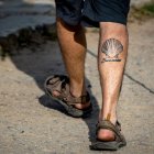 Una peregrino del Camino de Santiago a su paso por el pantano de la Grajera, en Logroño (La Rioja).