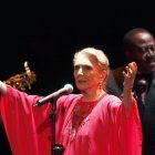 Imagen de archivo de la cantante María Dolores Pradera durante un concierto. EFE/A.Carrasco Ragel