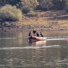 Los servicios de emergencias han reanudado desde primera hora de la mañana de este miércoles la búsqueda del joven desaparecido el martes mientras nadaba en la zona de la Playa Pita en el embalse de la Cuerda del Pozo en Soria. Según ha confirmado la Subdelegación del Gobierno en Soria, a la búsqueda se ha incorporado el Grupo de Especialistas Subacuáticos de Valladolid (GEAS). EFE/Wifredo García