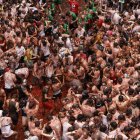 La localidad valenciana de Buñol celebra su mundialmente conocida Tomatina, una tradicional "batalla campal" a tomatazo limpio que espera más de 20.000 participantes