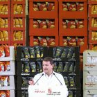 El presidente de la Junta de Castilla y León, Alfonso Fernández Mañueco, retoma su agenda institucional con una visita a la planta de Europe Snacks, ubicada en el municipio vallisoletano de Medina del Campo. EFE/Nacho Gallego