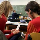 Imagen de archivo de dos estudiantes usando sus teléfonos móviles durante una clase en un instituto. EFE/ MARCUS FUERER