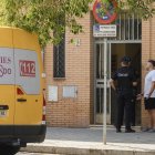 Portal de la vivienda donde una mujer de 58 años ha sido asesinada este miércoles con un arma blanca, en la calle Estrella Betelgeuse, en la barriada sevillana de Pino Montano por el que un hombre de la misma edad ha sido detenido, un crimen que la Policía Nacional investiga como un posible caso de violencia machista. EFE/ Raúl Caro.