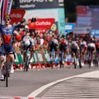 El ciclista irlandés Dunbar celebra su victoria en la undécima etapa de la Vuelta Ciclista a España