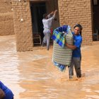 Unas personas recuperan sus pertenencias en una zona afectada por las inundaciones, en Masawi, en el estado norteño de Merowe, Sudán, el 27 de agosto de 2024. EFE/EPA/STR