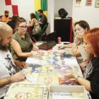 Un grupo de aficionados a los juegos de mesa y videojuegos, ayer en León.