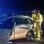 Un menor de 15 años ha fallecido y catorce personas han resultado heridas, cuatro de ellas graves, en un accidente de tráfico registrado esta noche en la autovía AP-7 a su paso por el término municipal de Moncofa (Castellón). Según ha informado a EFE el Centro de Gestión de Tráfico, el siniestro ha tenido lugar a las 23:50 horas en el punto kilométrico 456 de la AP-7 en Moncofa, cuando, por causas que se investigan, han colisionado tres vehículos que circulaban sentido Castellón.  EFE/ Bombers De Castelló Via X *****SOLO USO EDITORIAL/SOLO DISPONIBLE PARA ILUSTRAR LA NOTICIA QUE ACOMPAÑA (CRÉDITO OBLIGATORIO) *****