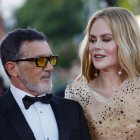 La actriz australiana Nicole Kidman (derecha) y el actor español Antonio Banderas llegan para el estreno de 'Babygirl' durante el 81 ° Festival de Cine de Venecia en Venecia, Italia, el 30 de agosto de 2024. La película se presenta en la competición oficial 'Venezia 81' del festival que se celebra del 28 de agosto al 7 de septiembre de 2024. (Cine, Italia, Niza, Venecia) EFE/EPA/FABIO FRUSTAC