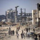 Palestinos desplazados inspeccionan la zona destruída después de una operación militar terrestre de las fuerzas israelíes, en el campamento de Jan Yunis, en el sur de la Franja de Gaza, el 30 de agosto de 2024. EFE/EPA/HAITHAM IMAD