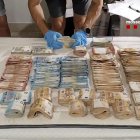 La Guardia Civil y los Mossos d'Esquadra han detenido en la provincia de Tarragona a un hombre que horas antes había robado 100.000 euros mediante un atraco en una sucursal bancaria con una pistola, que luego se demostró que era simulada, en Vinaròs (Castellón). EFE/ Guardia Civil / Mosso D'escuadra  *****SOLO USO EDITORIAL/SOLO DISPONIBLE PARA ILUSTRAR LA NOTICIA QUE ACOMPAÑA (CRÉDITO OBLIGATORIO) *****