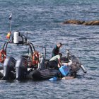 Imagen de archivo de agentes de la Guardia Civil recogiendo fardos de hachís en aguas de Cádiz, que unos narcotraficantes arrojaron al mar desde una lancha al ser perseguidos por miembros del Servicio de Vigilancia Marítima de la Guardia Civil. EFE/A.Carrasco Ragel