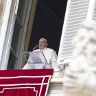 El Papa Francisco dirige el rezo del Ángelus, la tradicional oración del domingo, desde la ventana de su despacho con vista a la Plaza de San Pedro, Ciudad del Vaticano, el 1 de septiembre de 2024. (Papá) EFE/EPA/MASSIMO PERCOSSI