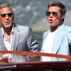 Los actores estadounidenses George Clooney (izq.) y Brad Pitt llegan a la playa de Lido para asistir al Festival Internacional de Cine de Venecia, en Venecia, Italia, hoy domingo. EFE/ ETTORE FERRARI