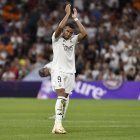 El delantero del Real Madrid Kylian Mbappé saluda a la afición tras su cambio durante el partido de la cuarta jornada de LaLiga entre el Real Madrid y el Real Betis, este domingo en el estadio Santiago Bernabéu. EFE/Sergio Pérez