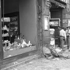 Personal de seguridad en la entrada de la cafetería  "Rolando", situada en la calle del Correo, junto a la Dirección General de Seguridad de la Puerta del Sol, donde un artefacto colocado por la banda terrorista ETA, hizo explosión a primeras horas de la tarde causando la muerte de once personas y resultando heridos más de setenta. EFE/Volkhart Müller