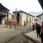 Los equipos de bomberos trabajan en estos momentos en sofocar totalmente el incendio de una vivienda en Sorribos de Alba