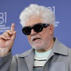 El cineasta y productor español Pedro Almodóvar posa en un photocall de 'La habitación de al lado' en el 81º Festival Internacional de Cine de Venecia, en Venecia, Italia, el 2 de septiembre de 2024. La película se presenta en la competición oficial 'Venezia 81' del festival que se celebra del 28 de agosto al 7 de septiembre de 2024. (Cine, Italia, Niza, Venecia) EFE/EPA/FABIO FRUSTAC