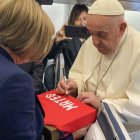 El papa Francisco firmó en el vuelo hacia Indonesia, primera etapa de su gira por Asia y Oceanía, una camiseta de fútbol con el nombre de Mateo (Gómez Sánchez) -el niño de 11 años asesinado en Mocejón por un joven con problemas mentales-, que le envió su familia. EFE/Cristina Cabrejas