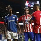 El centrocampista del Athletic Nico Williams (i) y los jugadores del Atlético Rodrigo de Paul (c) y Koke Resurrección, durante el partido de Liga en Primera División que Atlético de Madrid y Athletic Club disputaron el pasado 27 de abril. EFE/Mariscal