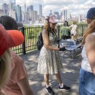 La escritora y una de las fundadoras del tour de gatos en Brooklyn, Peggy Gavan (c), muestra una imagen a un grupo de mujeres este lunes en Nueva York (EE.UU.). EFE/ Ángel Colmenares