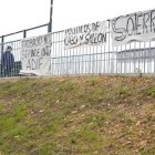 Pancartas en el puente de Párroco Pablo Diez