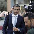 Jaime Campaner (i), abogado del futbolista del Valencia CF Rafa Mir, atiende a los medios en Valencia, mientras sigue la investigación policial y judicial en torno al futbolista como supuesto autor de un delito de agresión sexual junto a otro hombre, también detenido, mientras se espera su pase a disposición judicial. EFE/ Kai Försterling