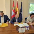 Eduardo Morán, de la Mancomunidad del Agua del Bierzo, José Antonio Quiroga, presidente de la CHMS, y la alcaldesa de Cacabelos, Irene González