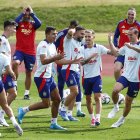 La selección española de fútbol participa en el último entrenamiento en la Ciudad del Fútbol de Las Rozas, este miércoles, antes de trasladarse a Belgrado, en cuyo estadio se disputará este jueves un encuentro contra Serbia en la primera jornada de la Liga de Naciones. EFE/ Rodrigo Jiménez