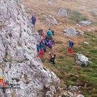 El Grupo de Rescate y Salvamento de la Junta socorre a un hombre lesionado al caer por una de las laderas de 'Las Tres Marías', en Casares de Arbás, en una imagen de archivo.