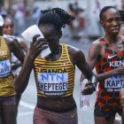 Imagen de archivo de la atleta ugandesa Rebecca Cheptegei (2ª I) durante el Campeonato Mundial de Atletismo en Budapest, Hungría, el 26 de agosto de 2023. EFE/EPA/Istvan Derencsenyi H