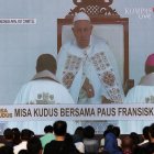 Personas siguen en una pantalla gigante la misa en vivo del papa Francisco en el estadio Gelora Bung Karno en Yakarta, el 05 de septiembre de 2024. EFE/EPA/BAGUS INDAHONO